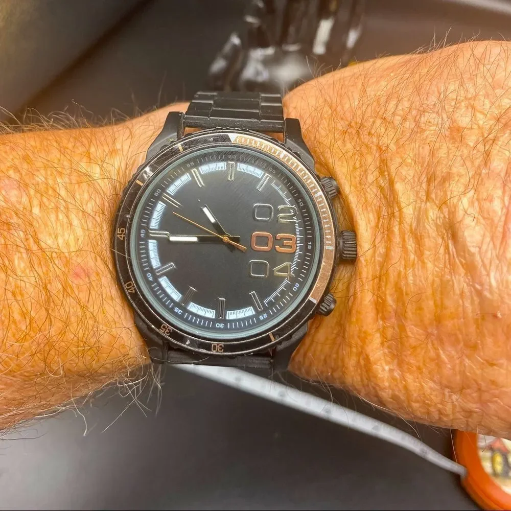 Mens large no name watch that is NWOT and works perfectly